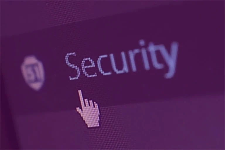 Security-teksti näytöllä kuvaamassa pk-yrityksen kyberturvallisuutta