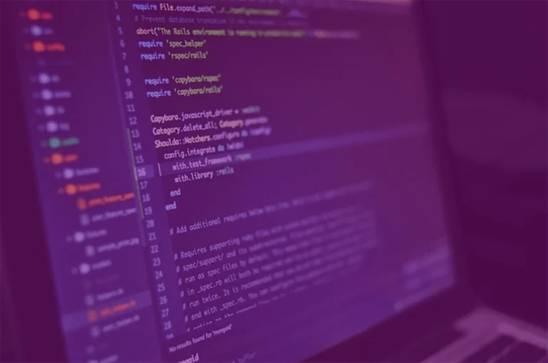 Kannettavalla tietokoneella työskennellään verkkosivuston ja digitaalisen näkyvyyden parissa